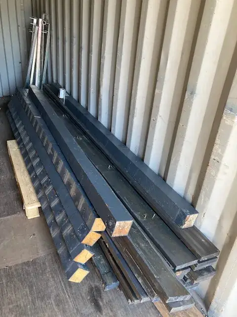 Regalprofile und Beschläge für den Einbau, im Container bereitgelegt